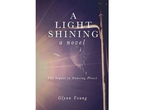 Livro A Light Shining: Book 2 In The Dancing Priest Series de Glynn Young ( Inglês )