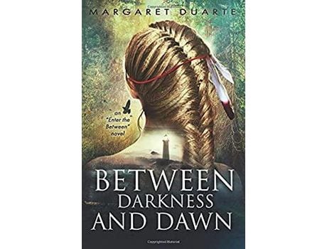 Livro Between Darkness And Dawn de Margaret Duarte ( Inglês )