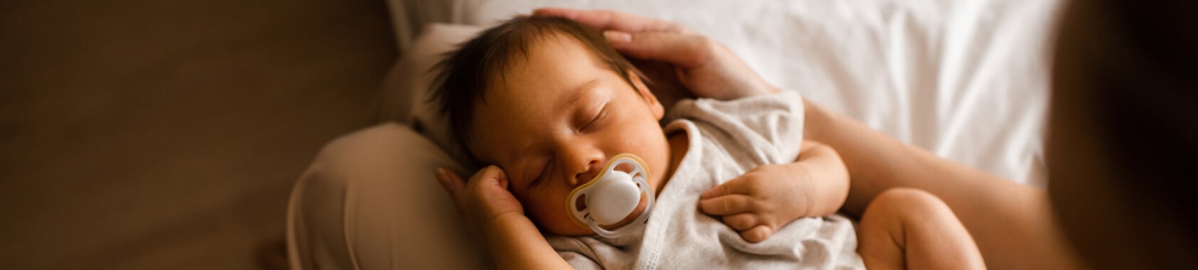 Bebé a dormir no seu berço