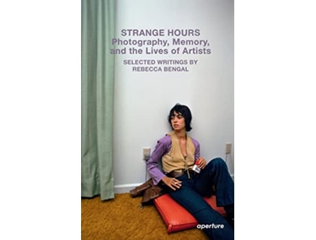 Livro Strange Hours Photography, Memory, and the Lives of Artists de Rebecca Bengal (Inglês)