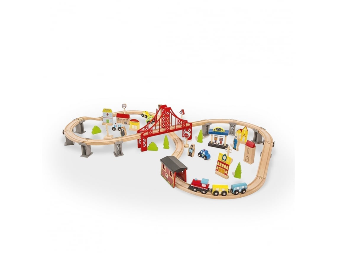 Um trem de brinquedo está nos trilhos ao lado de uma pequena casa.