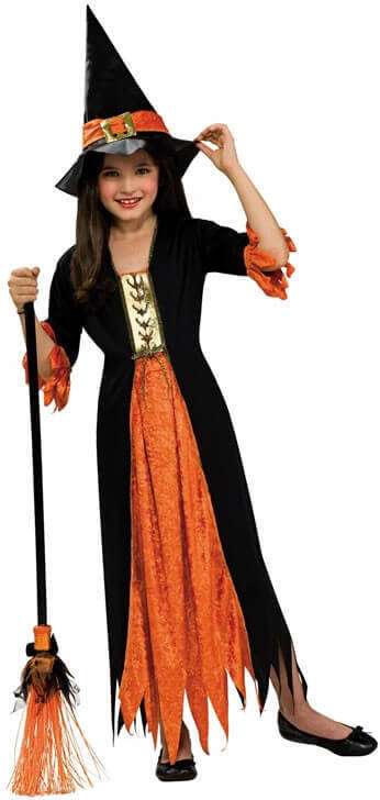 Retrato de menina pequena bonita em traje de halloween bruxa laranja preto  com vassoura. feliz dia das bruxas conceito. doçura ou travessura. festa de  crianças engraçadas, infância feliz.